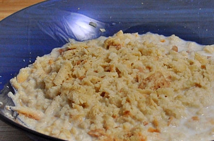 1. Этап. Митболы с сыром Моцарелла: 2. В отдельной миске смешайте хлебные крошки и молоко.