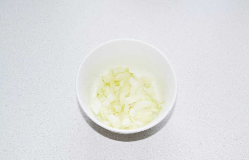 1. Этап. Щипс: Отдельно обжарьте измельченный лук.