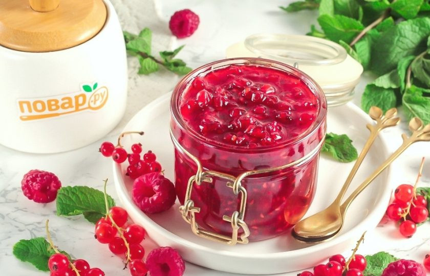 1. Этап. Джем из красной смородины и малины: Ошпарьте банку и крышку кипятком или простерилизуйте другим удобным образом. Выложите в банку горячее варенье и сразу же закрутите крышку. Дайте заготовке остыть и перенесите ее в кладовую. Но не забудьте оставить себе немного варенья на пробу!