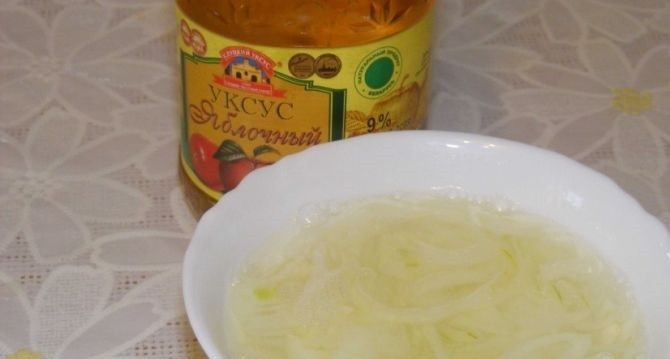 1. Этап. Салат Крабы в шубе: 2. Перекладываю измельченный лук в небольшую тарелку, заливаю водой и вливаю столовую ложку уксуса, оставляю на некоторое время.