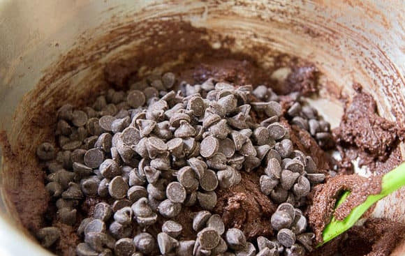 1. Этап. Печенье Шоколадные половинки: В конце добавьте шоколадные капли. Тесто готово.