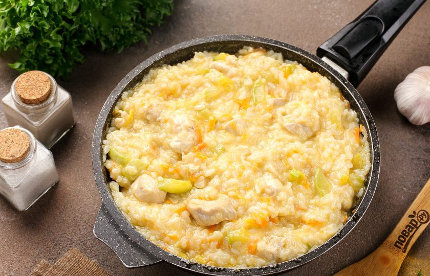 1. Этап. Ризотто с кабачками и курицей: Ризотто с кабачками и курицей готово. Разложите блюдо по тарелкам и подавайте к столу. Я оформляю свежей зеленью и помидорками черри.