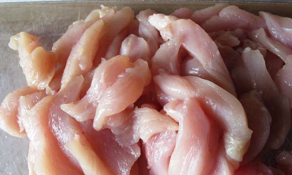 1. Этап. Курица карри с рисом: Филе режем на кусочки.