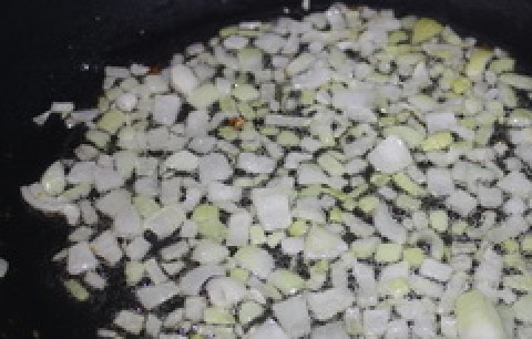 1. Этап. Жульен с мидиями и овощами: Мелко нарезанный лук обжариваем на растительном масле до прозрачности.