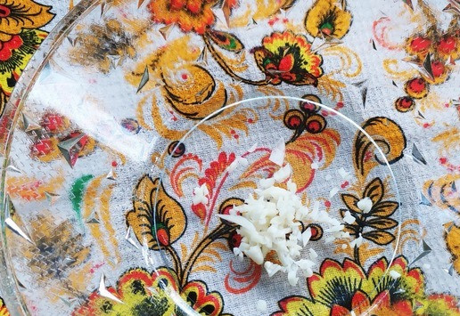 1. Этап. Салат-закуска Фуршет: Мелко нарезать или пропустить через пресс чеснок.