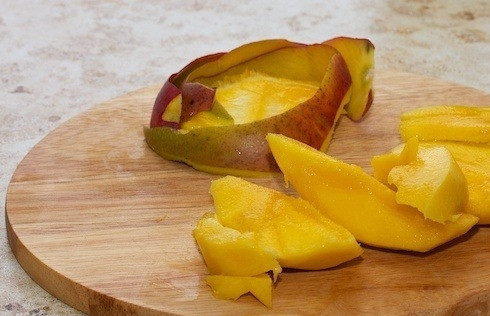 1. Этап. Смузи из манго и абрикоса: Манго помойте и очистите. Удалите из него косточку, а также нарежьте кусочками мякоть.