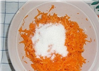 1. Этап. Творог с морковью: 4. Добавить сахар.