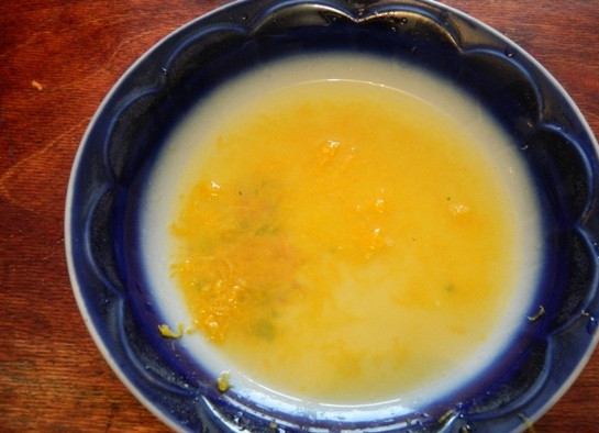 1. Этап. Лимонно-маковые блины: 2. Снимаем с половины лимона цедру и выдавливаем сок.