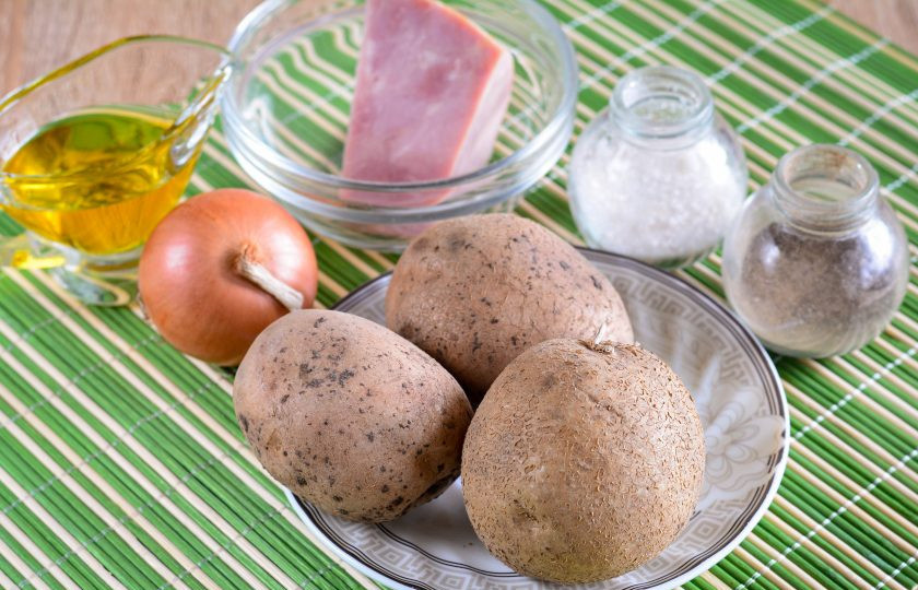 1. Этап. Жареная картошка с ветчиной: Подготовьте ингредиенты.