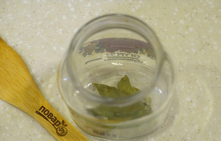 1. Этап. Тушенка из утки в домашних условиях: 2. На дно чистой банки выложите лавровый лист. Можно добавить и перец горошком.