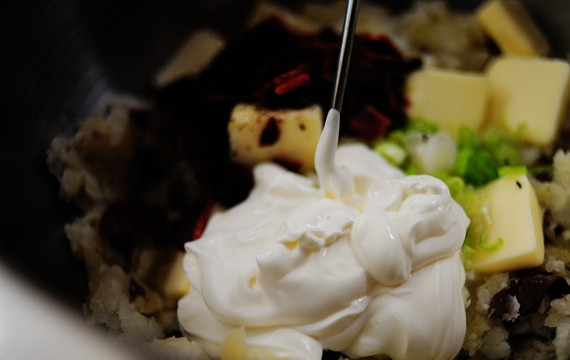 1. Этап. Картофельный гарнир: 5. Добавьте сметану и жареный лук в ту же емкость.