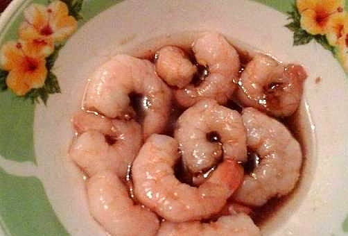 1. Этап. Крымская закуска Баркас: Креветки у меня вареные и очищенные, их необходимо заранее разморозить. Выкладываем креветки в маринад и оставляем минут на 20. Затем обжариваем в небольшом количестве растительного масла 1-2 минуты с обеих сторон.