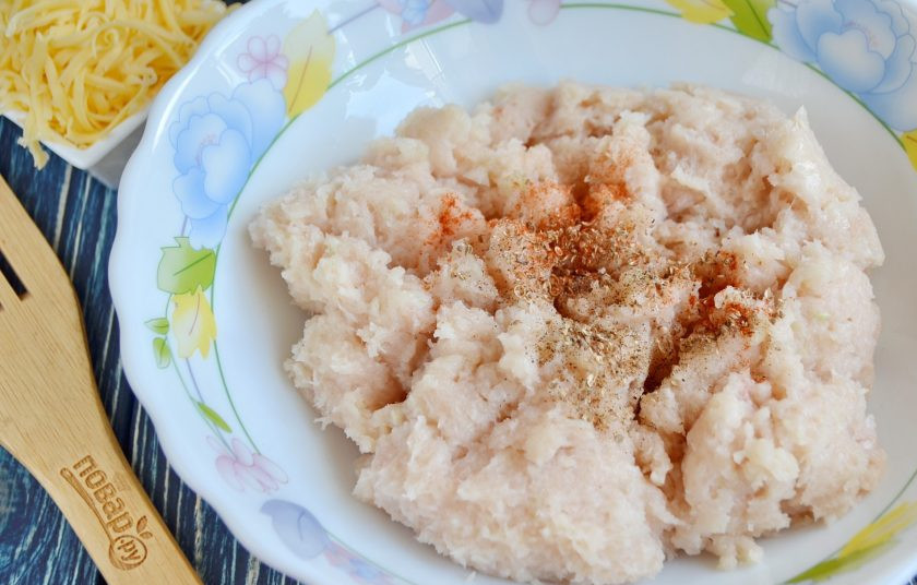 1. Этап. Котлеты из курицы с паприкой: К куриному фаршу добавьте специи, их количество регулируйте на свой вкус.