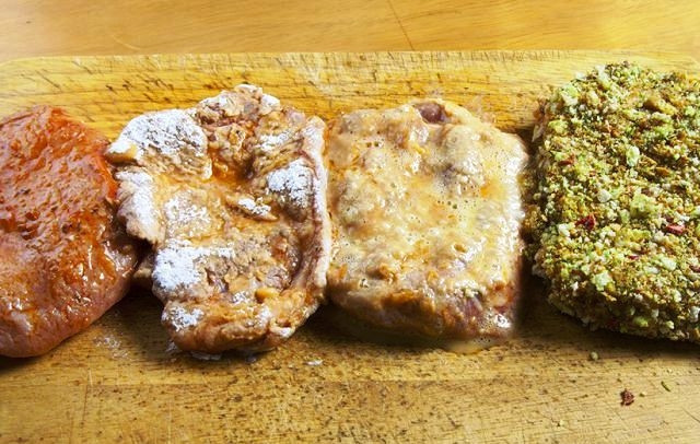 1. Этап. Свинина в панировке: Когда мясо замаринуется - занимаемся панировкой. Панировать будем так: сперва каждый кусочек мяса обмакиваем в муку, затем - во взбитое яйцо, и наконец - в приготовленную нами смесь для панировки. Панируем мясо и даем ему полежать в панировке минут 10, прежде чем начинаем жарить.