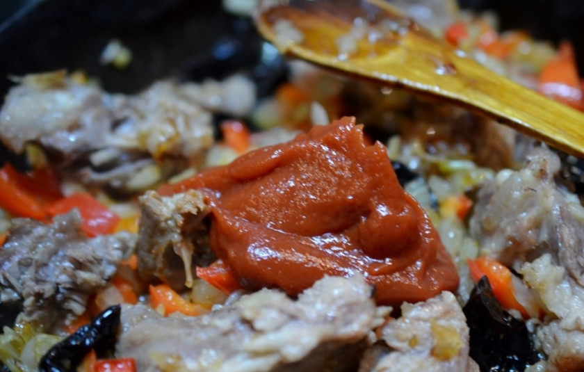 1. Этап. Суп Бозбаш классический: Поочередно добавьте в сковороду с мясом и луком нарезанные перец, чернослив и томатную пасту. Обжаривайте минут 5.