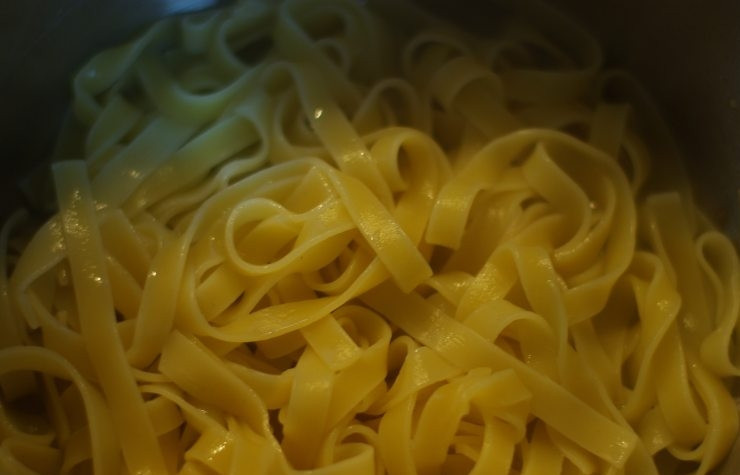 1. Этап. Паста с кабачками: Сваренные макароны перекладываем в сковородку с обжаренными овощами, вливаем яйца и все перемешиваем.