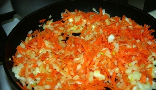 1. Этап. Фасолевая похлёбка: 8. Добавляем к луку морковь и продолжаем обжаривать.