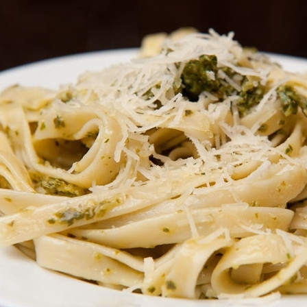 1. Этап. Паста с песто: 8. Поперчите и посолите блюдо по вкусу. Можно добавить хлопья красного перца, если желаете. Подавайте с тертым твердым сыром (Пармезаном). Приятного аппетита!