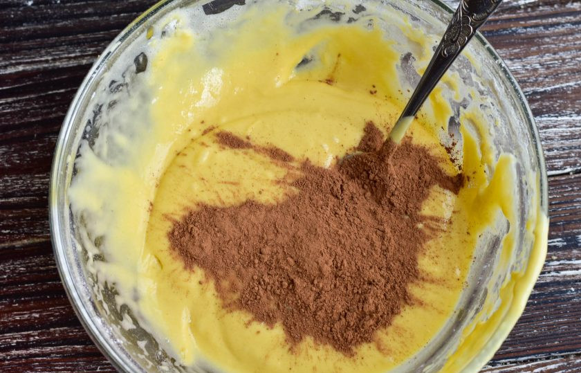 1. Этап. Пирог Зебра на молоке: Разделите тесто пополам, в одну половину добавьте какао и перемешайте.