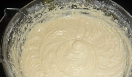 1. Этап. Шарлотка с маком и яблоками: К яйцам добавьте муку, разрыхлитель, соль, ванилин. Размешайте и добавьте масло.