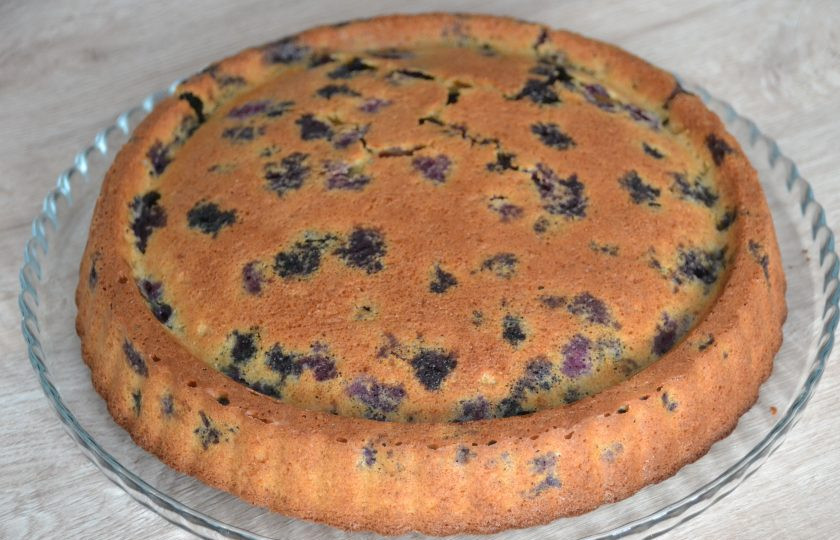 1. Этап. Манник с голубикой: Выпекайте манник в духовке при температуре 180 градусов 35-40 минут. Готовность проверяйте деревянной зубочисткой.