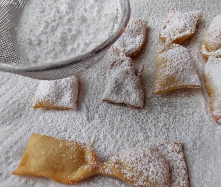 1. Этап. Печенье Бантики: Аккуратно выкладывайте печенье на бумажные полотенце, чтобы стекло лишнее масло. Потом можете посыпать выпечку сахарной пудрой.