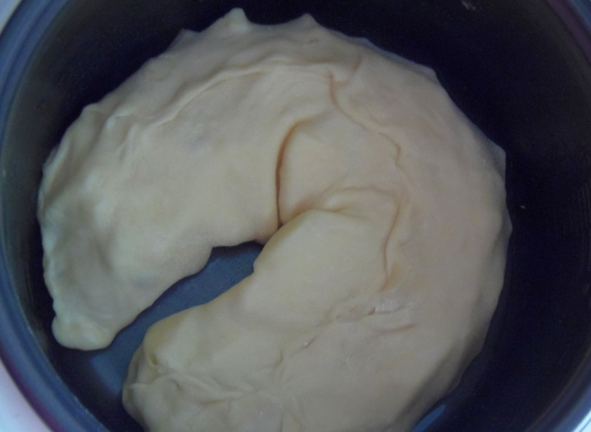 1. Этап. Яблочный штрудель в мультиварке: 3. Теперь слепим края лепешки, как большой вареник или пирожок, или скатаем рулетом. Выкладываем на дно мультиварки, смазываем оставшимся взбитым яйцом. В режиме 