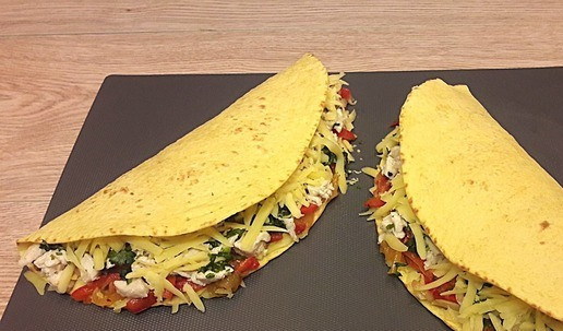 1. Этап. Кесадилья с курицей, овощами, зеленью, сыром: Свернуть тортильи пополам.