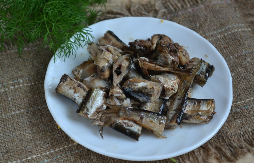 1. Этап. Салат из шпрот: Шпроты порежьте крупными кусками. Сильно не мельчите, иначе шпроты превратятся в кашу при смазывании майонезом.