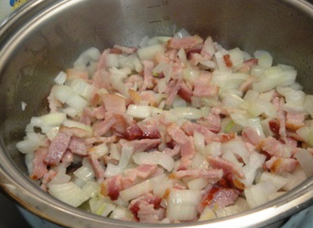 1. Этап. Суп из крабов: В кастрюльке или сотейнике с толстым донышком обжарьте нарезанный бекон и репчатый лук до золотого оттенка. Бросьте сливочное масло и муку, томите еще две минуты. Затем добавьте виски, немного выпарьте жидкость.