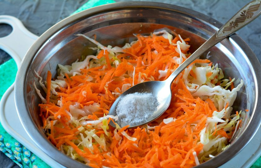 1. Этап. Квашеная капуста с морковью и яблоками: Добавьте соль и сахар, хорошенько перемешайте, чтобы овощи пустили сок.