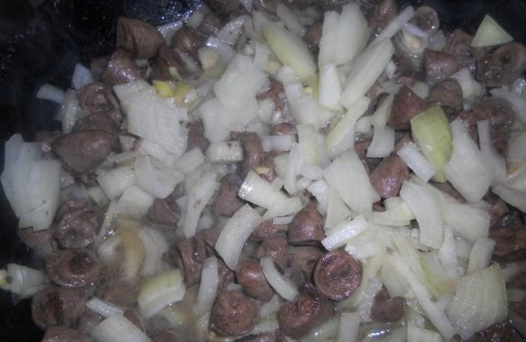 1. Этап. Куриные сердечки в сырном соусе: Очистить луковицу и мелко нарезать. Добавить к сердечкам и протушить минут 15.