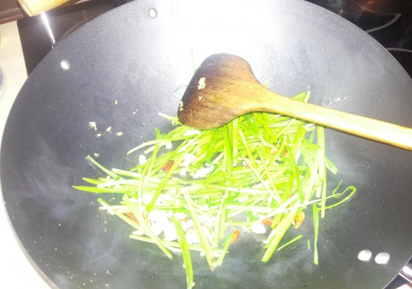 1. Этап. Салат из портулака: 4. Отправляю на сковороду к приправам дикий чеснок и готовлю еще 30-40 секунд.