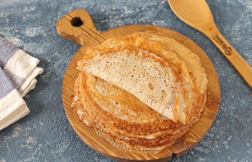 1. Этап. Налистники без муки: Из готового теста испеките блины. Перед приготовлением каждого блинчика сковороду смазываем растительным маслом, а тесто перемешиваем.