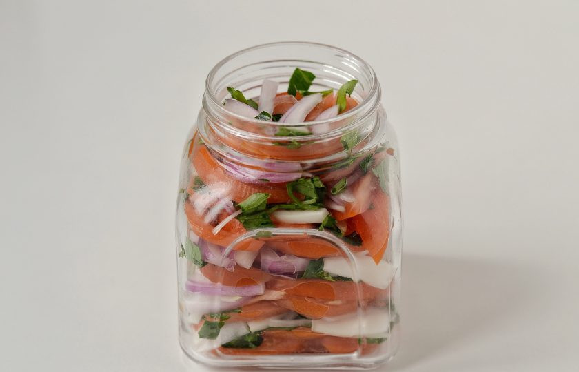 1. Этап. Салат из красных помидоров на зиму: Заполните банку слоями доверху.