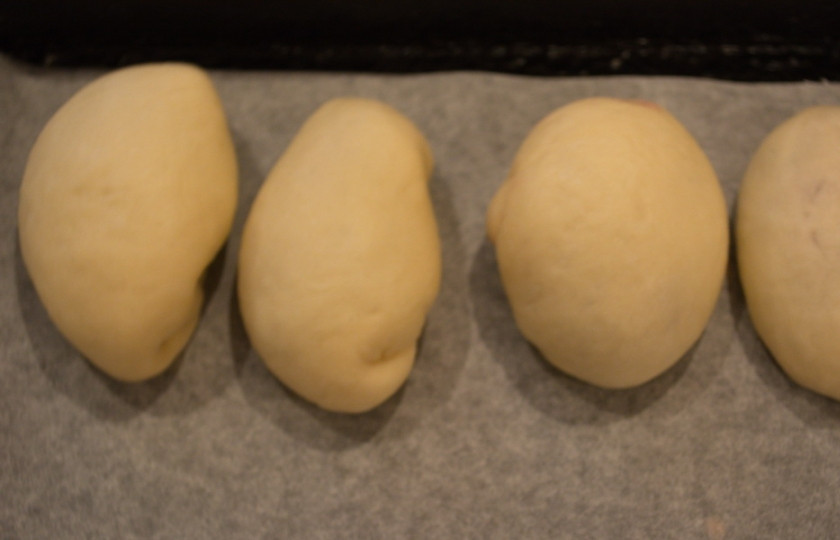 1. Этап. Печеные пирожки из дрожжевого теста: Так сформируйте все пирожки. Форму можно придавать любую.