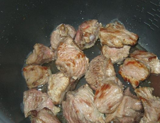 1. Этап. Лагман из говядины в мультиварке: Обжариваем в чаше мультиварки на растительном масле говядину. Жарить 10 минут.