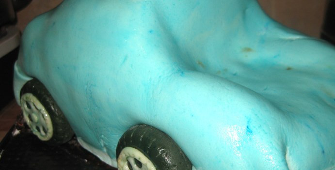 1. Этап. Торт на день рождения мальчику: Вот такая машинка получилась. Дайте ей подсохнуть.