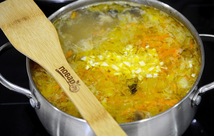 1. Этап. Кислые щи с перловкой: 11. Добавьте нарезанный чеснок, проварите еще 8 минут, затем снимите с огня и дайте настояться.