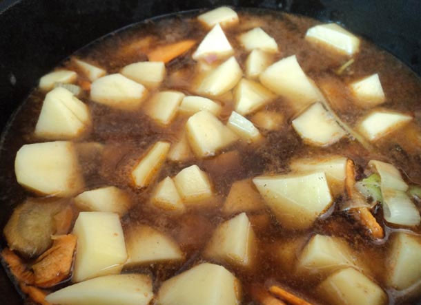 1. Этап. Свинина, тушенная в пиве: Помидоры очистите от кожуры и порежьте кубиками, перец болгарский тоже. Переложите (если жарили мясо не в казанке) мясо в казанок, добавьте обжаренные овощи, помидоры, перец, картошку и залейте все пивом. В идеале оно должно накрыть продукты хорошенько, пальца на два, при необходимости, добавьте воды.