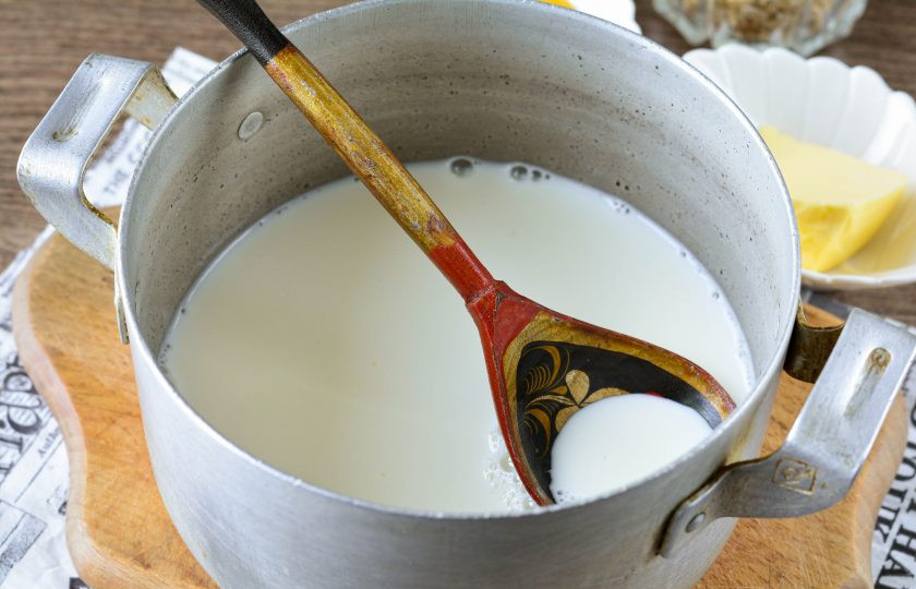 1. Этап. Каша на завтрак: Вскипятите молоко в кастрюле.