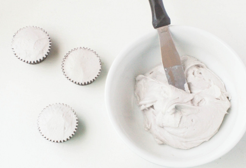 1. Этап. Детские капкейки с мастикой: 2. Пусть капкейки запекаются 15-20 минут при 200 градусах. Затем их вынимаем и остужаем. Отдельно хорошо проработаем мастику в руках. Чтобы она стала мягкой. При помощи шпателя, ложки или прямо руками наносим поверх остывших капкейков мастику.