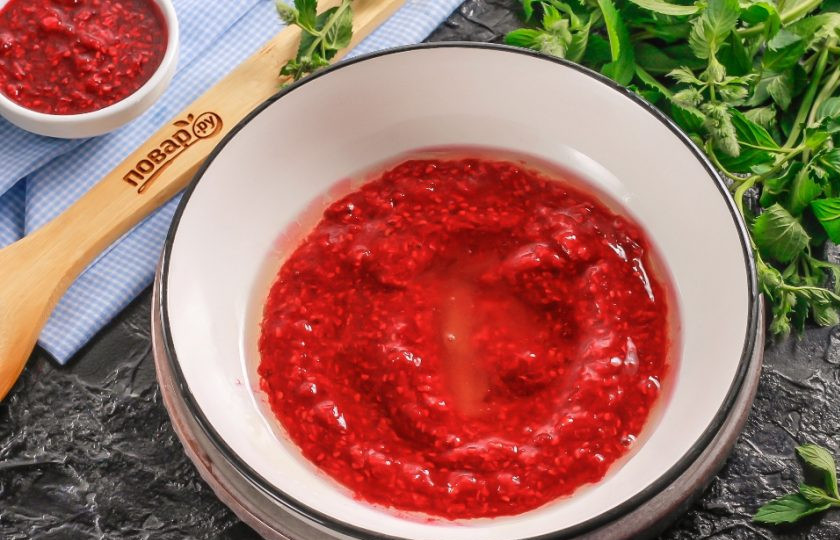 1. Этап. Малина с медом на зиму без варки: Измельчите малину в пюре, стараясь сильно не усердствовать, чтобы не измельчились и косточки. Перелейте малиновое пюре в глубокую емкость и добавьте цветочный мед любого сорта.