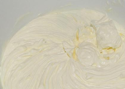 1. Этап. Торт Влюбленное сердце: Готовим крем. Сливки взбейте с сахаром, постепенно добавляя маскарпоне. Взбиваем до однородности.