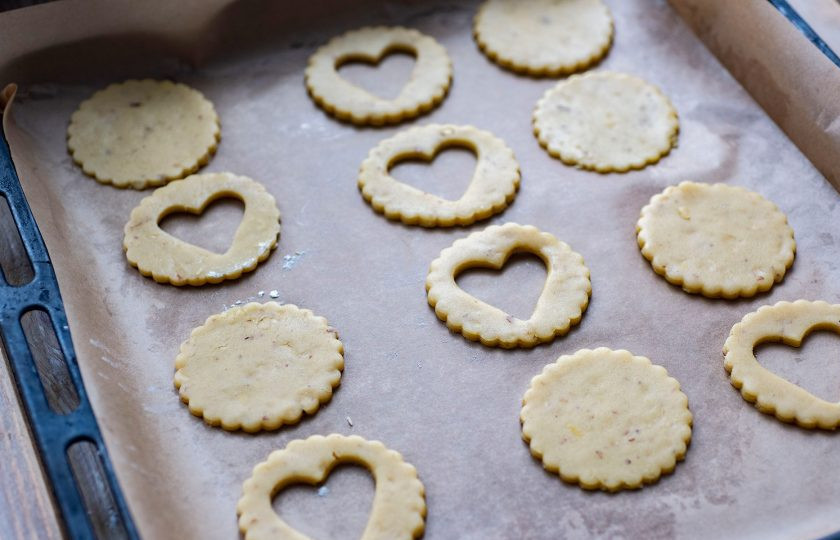 1. Этап. Австрийское Линцерское печенье: Противень застелите пергаментом для выпекания и аккуратно перенесите все заготовки печенья на противень. Тесто достаточно хрупкое, поэтому действуйте аккуратно, не нарушая структуру. Выпекайте печенье 12-15 минут в уже заранее разогретой до 180 градусов духовке.