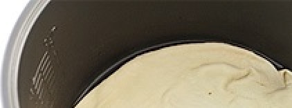 1. Этап. Пицца с ветчиной в мультиварке: Чашу мультиварки смажьте растительным маслом. Выложите тесто и разровняйте руками.