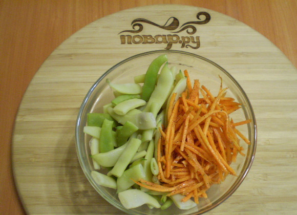 1. Этап. Салат с корейской морковью и фасолью: Соедините в салатнике фасоль и морковь. Если нужно, добавьте соль и перец. Заправьте салат маслом.