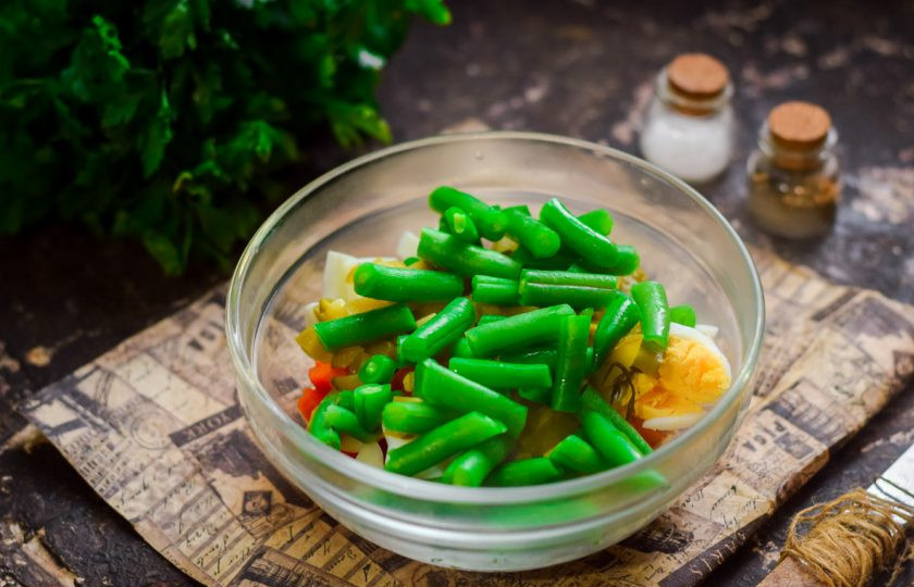 1. Этап. Оливье по Дюкану: Фасоль отварите пару минут, переложите в общую емкость.