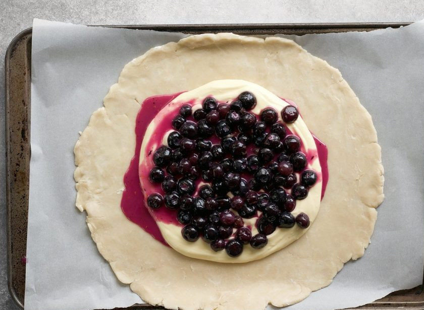 1. Этап. Галета с черникой и сливочным сыром: 8. Поверх сливочного сыра уложите смесь из ягод черники.