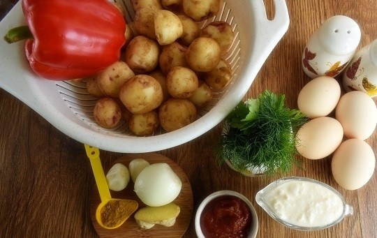 1. Этап. Пряный картофельный салат с укропом: Подготовьте необходимые продукты. Овощи и зелень помойте. Лук, чеснок и имбирь очистите.